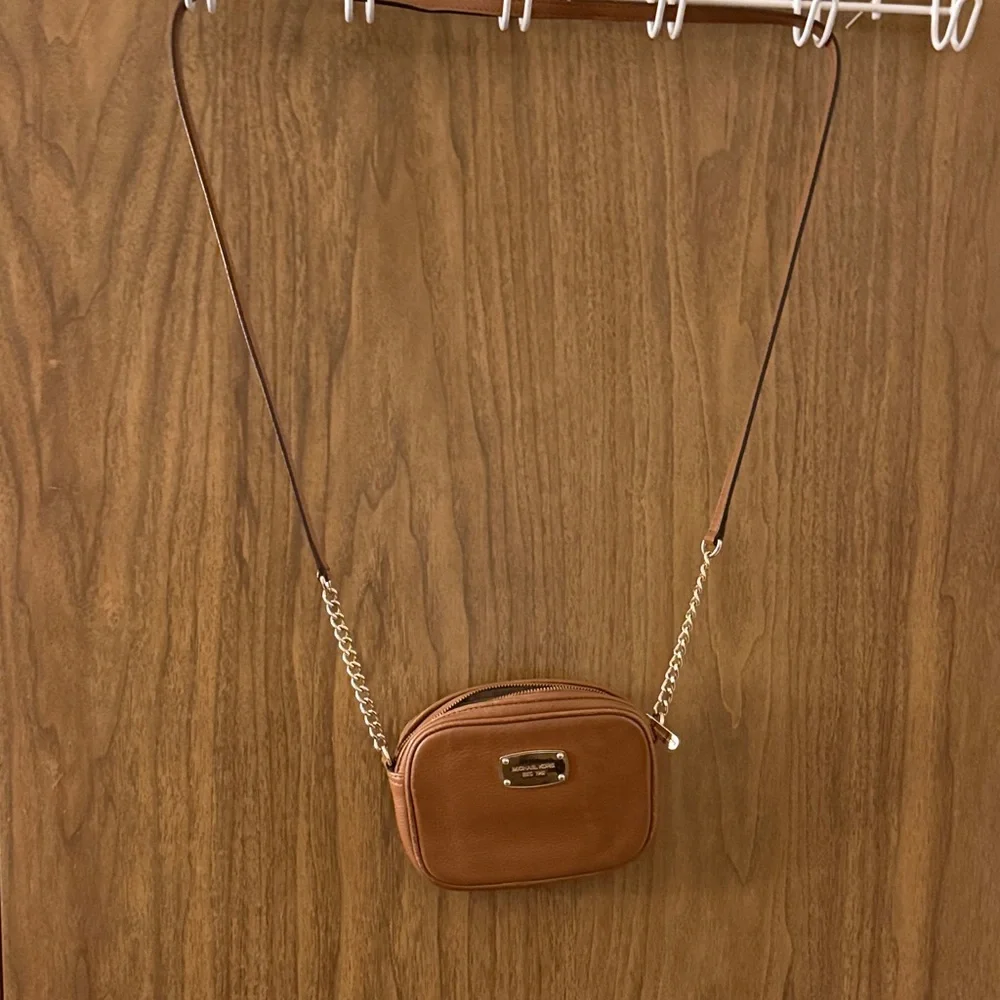 Michael Kors cross body brown purse - Picture 1 of 7